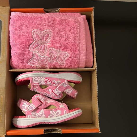 Nike Gift Set- Butterfly Sandals & Towel - Picture 8 of 16